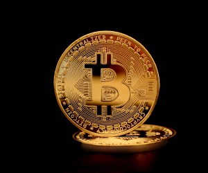 Invertir en criptomonedas puede ser una opción atractiva, pero también conlleva riesgos importantes que debes considerar. Por un lado, comprende que son,  la tecnología blockchain y evalúa los riesgos.